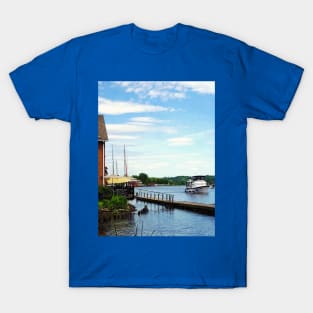 Kingston NY - Cabin Cruiser on Rondout Creek T-Shirt